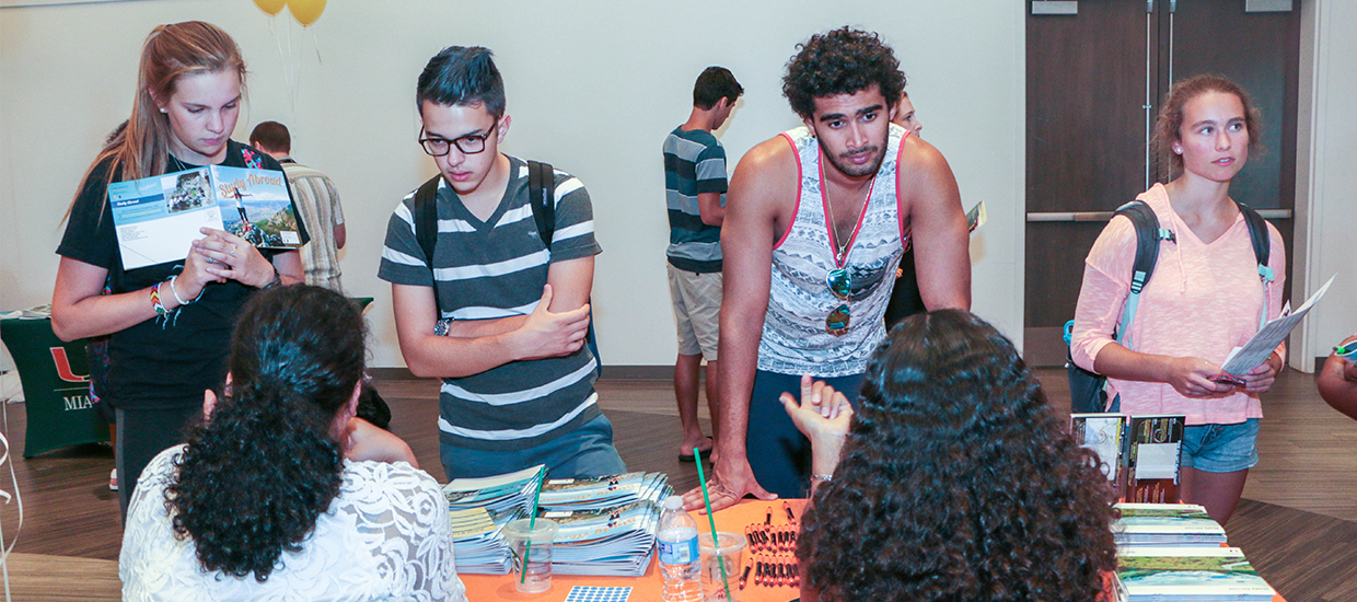 Students ask questions at the Majors and Minors Fair